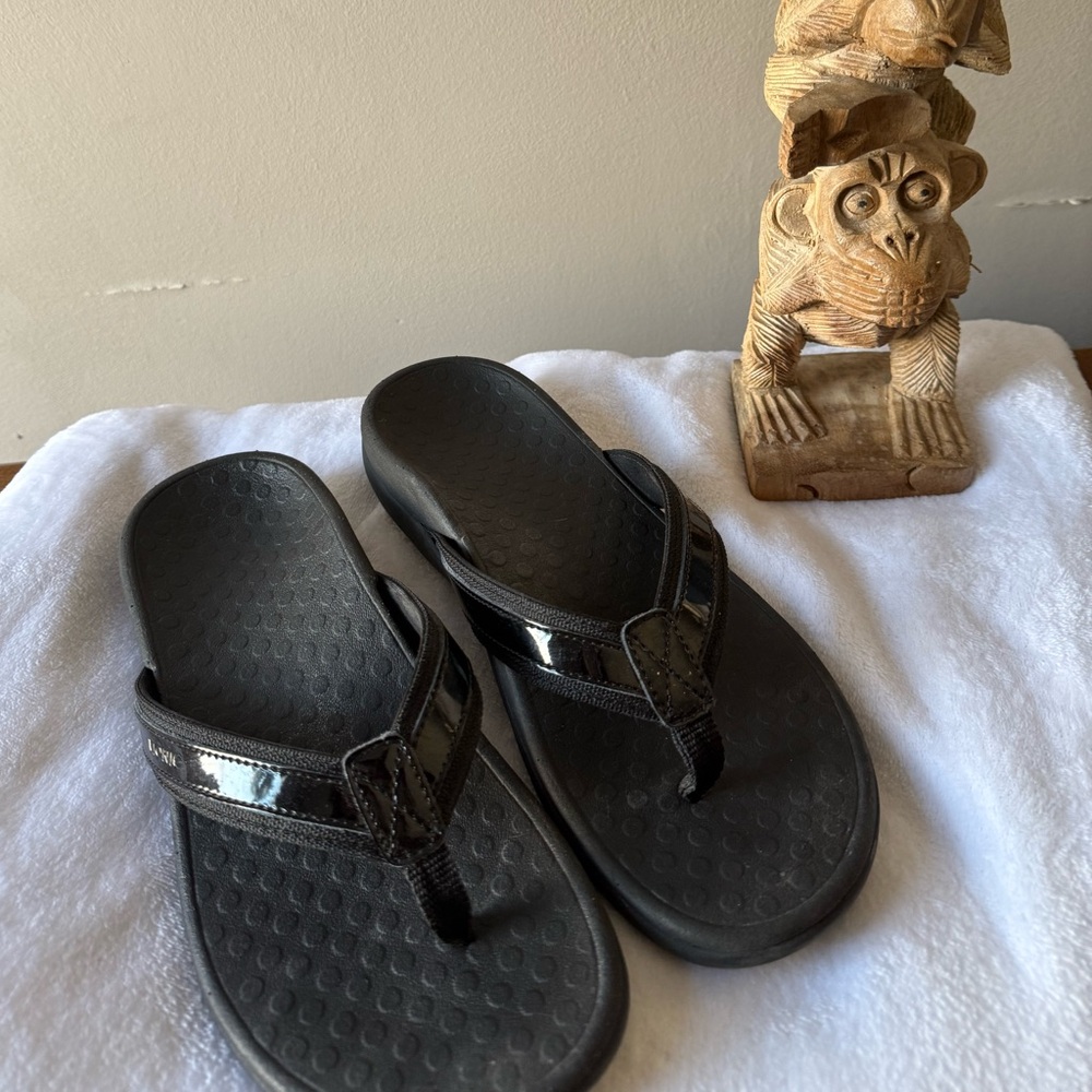 Vionic Women's Tide Glossy Black Flip Flops